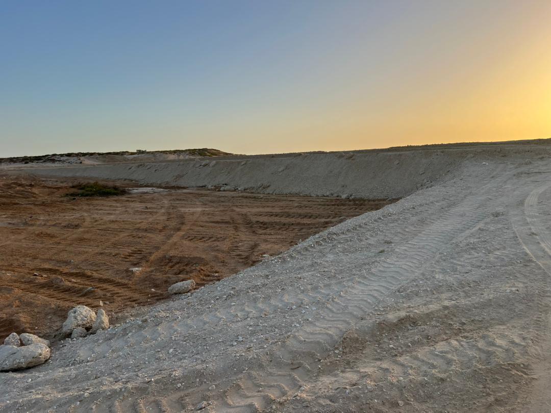 <div style="text-align: center; font-size: 0.9em; color: #555; margin-top: 8px;">   <em>Nouakchott strengthens its dune barrier: nine breaches under repair to protect over 342,000 residents from rising flood risks</em> </div>